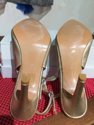 Zapatos dorados con pedrería