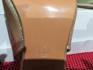 Zapatos dorados con pedrería