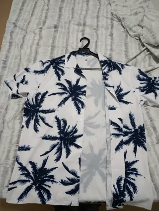 Camisa Hawaiana Palmeras Azul y Blanco.