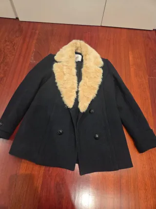 Abrigo azul marino de paño con cuello de pelo