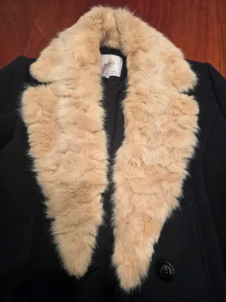 Abrigo azul marino de paño con cuello de pelo