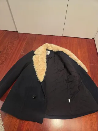 Abrigo azul marino de paño con cuello de pelo