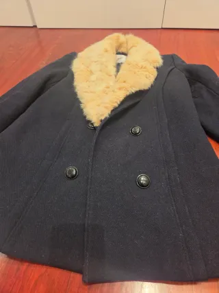 Abrigo azul marino de paño con cuello de pelo