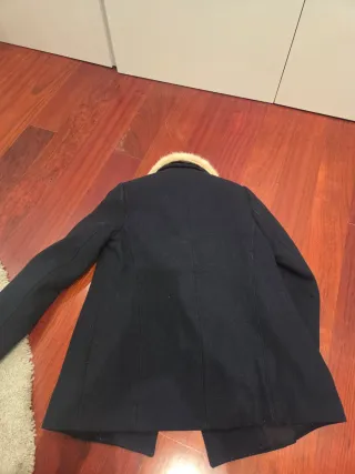 Abrigo azul marino de paño con cuello de pelo