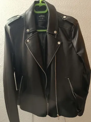 Cazadora efecto piel negra Talla L