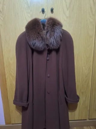 Abrigo de lana marrón con cuello de pelo