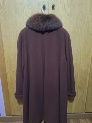 Abrigo de lana marrón con cuello de pelo