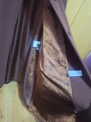 Abrigo de lana marrón con cuello de pelo