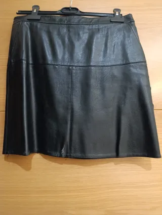 Minifalda Zara efecto piel negra con bolsillos