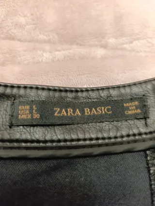 Minifalda Zara efecto piel negra con bolsillos