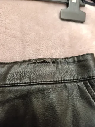 Minifalda Zara efecto piel negra con bolsillos