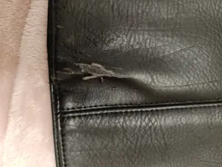 Minifalda Zara efecto piel negra con bolsillos