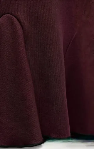 Vestido corto con godets.