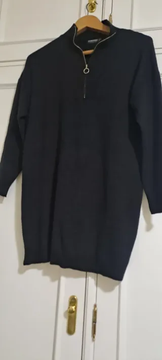 Vestido de punto negro con cremallera