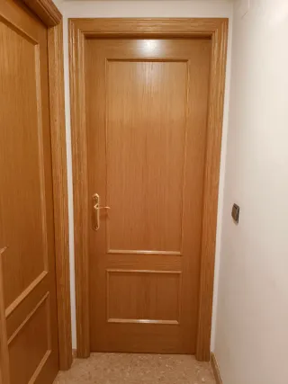 Puerta de madera con cristal