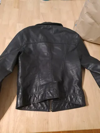 Cazadora efecto piel Bershka Talla M