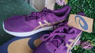 Zapatillas Asics Moradas y Doradas Nuevas. 40