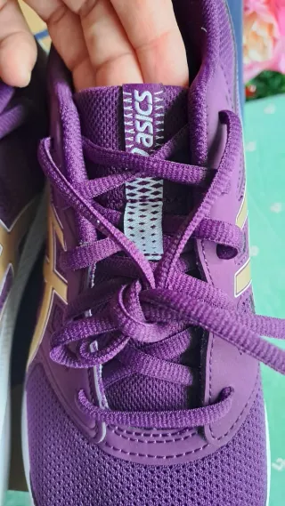 Zapatillas Asics Moradas y Doradas Nuevas. 40