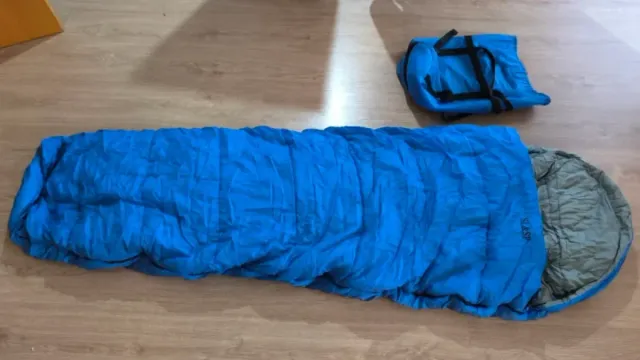 Saco de dormir azul con bolsa