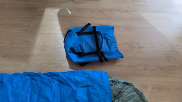 Saco de dormir azul con bolsa