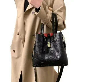 Bolso Negro y Rojo con Logo