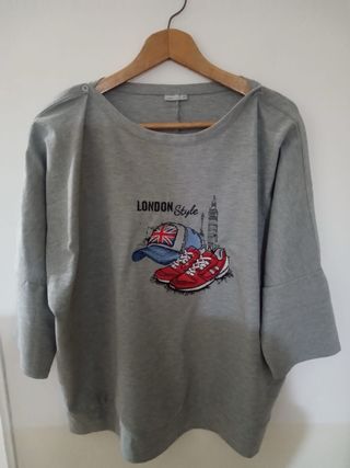 Maglia grigia ricamata a macchina