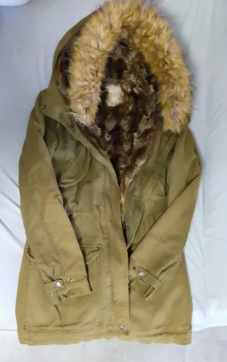 Abrigo Zara verde con capucha y pelo