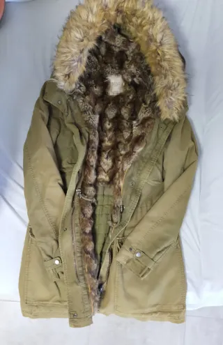 Abrigo Zara verde con capucha y pelo