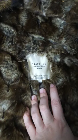 Abrigo Zara verde con capucha y pelo