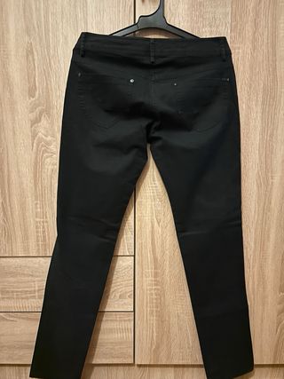 Pantalón negro Mango en muy buen estado talla L.