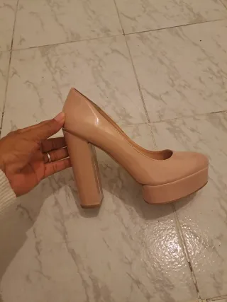Zapatos de tacón beige con plataforma