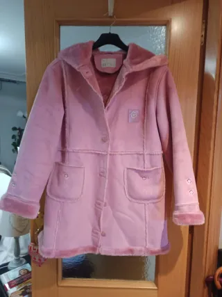 Chaquetón rosa mujer con capucha muy abrigado.