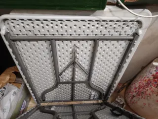 Mesa plegable de plástico y metal