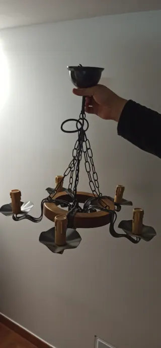 Lampada da soffitto in legno e metallo