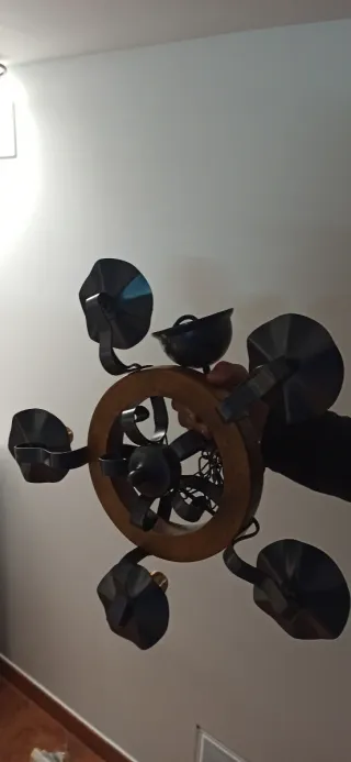 Lampada da soffitto in legno e metallo