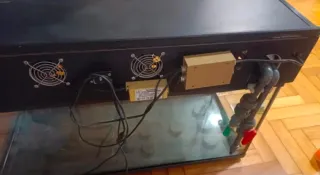 Gran acuario negro y transparente