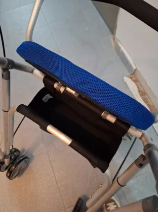 Andador con asiento y ruedas