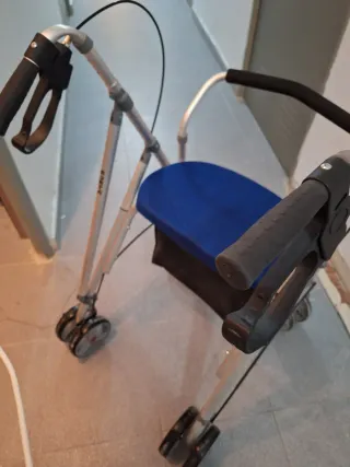 Andador con asiento y ruedas