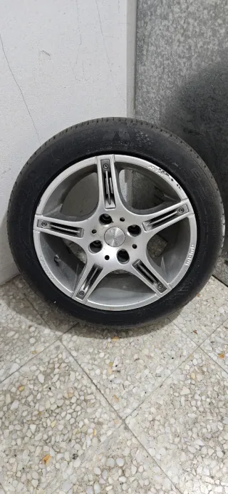 Llantas 15" con neumáticos