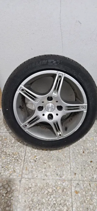 Llantas 15" con neumáticos