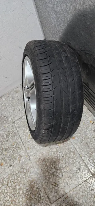 Llantas 15" con neumáticos