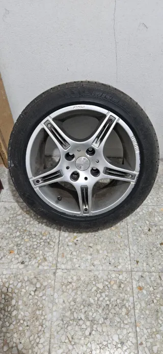Llantas 15" con neumáticos