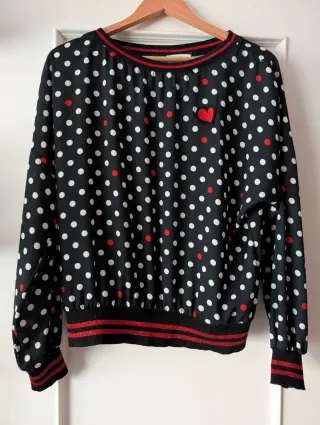 Blusa azul marino. Lunares blancos. Detalles rojos