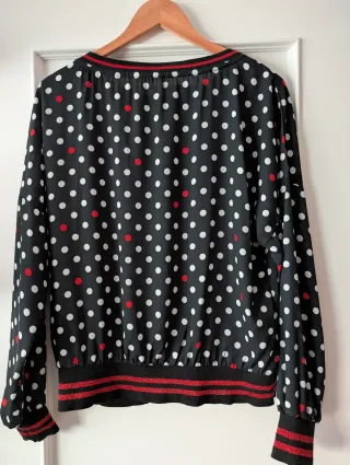 Blusa azul marino. Lunares blancos. Detalles rojos