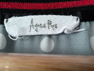 Blusa azul marino. Lunares blancos. Detalles rojos