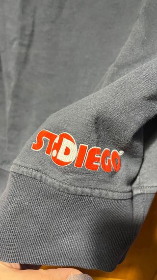 Felpa con cappuccio grigia e rossa