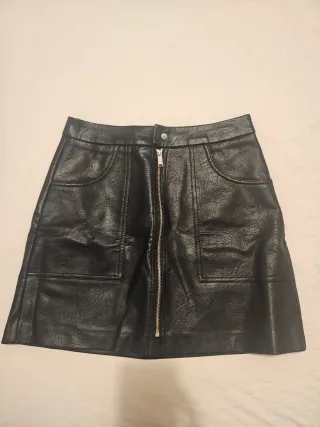 Falda mini efecto piel negra