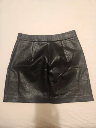 Falda mini efecto piel negra