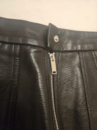 Falda mini efecto piel negra