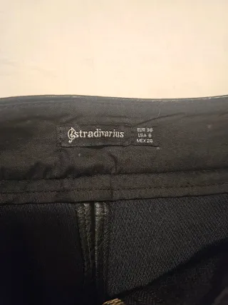 Falda mini efecto piel negra